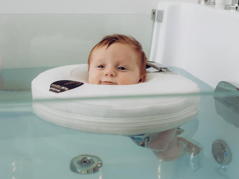 Baby in der Spa Wanne