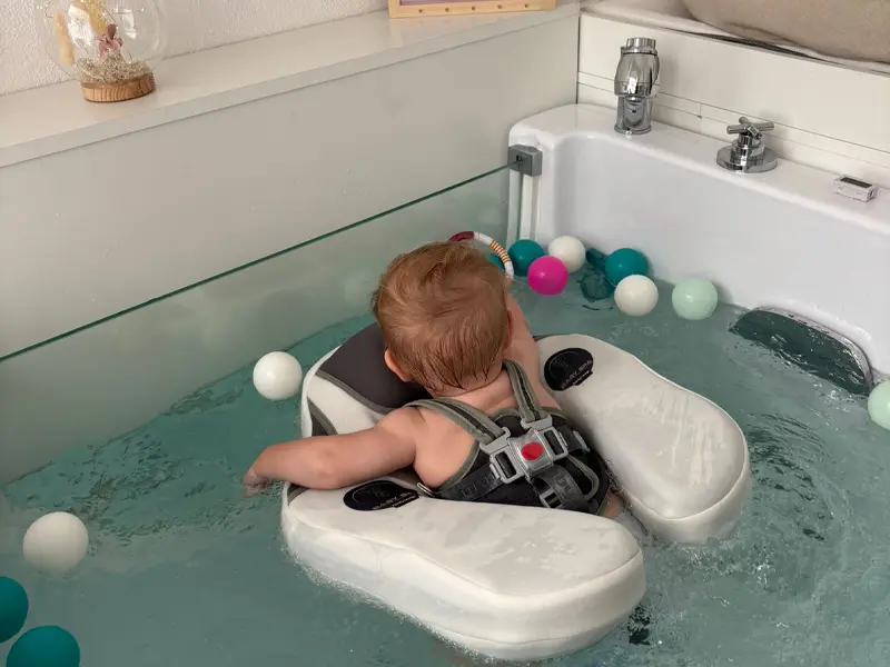 Baby mit Bällen im Spa