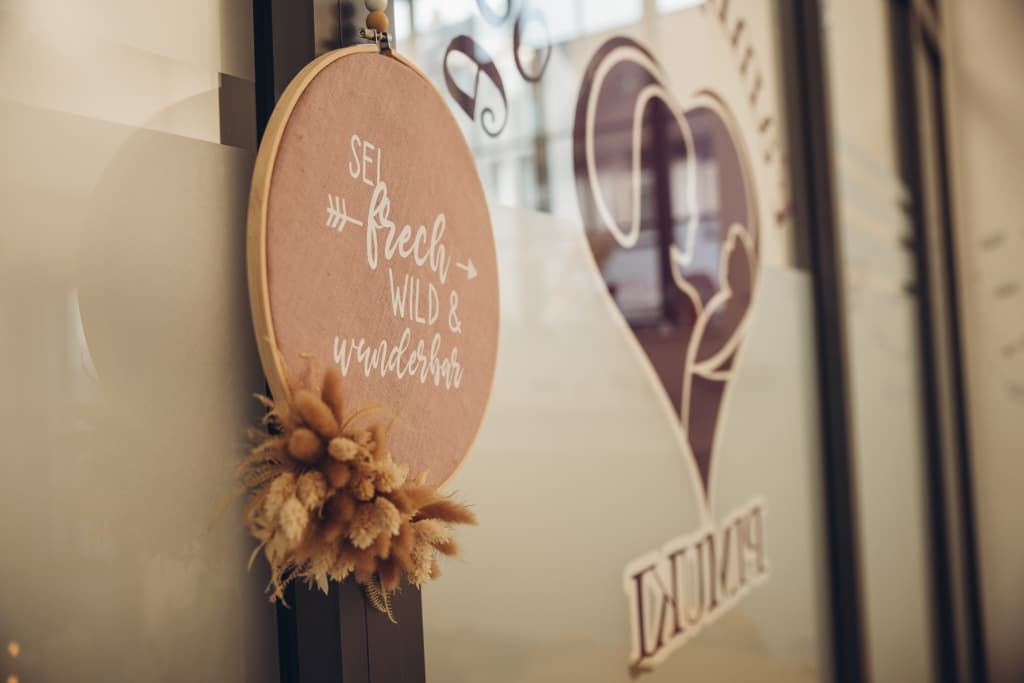 Pimuki Schaufenster mit Logo