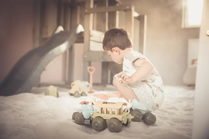 Salty Lounge Salzgrotte in Babenhausen - Spielbereich mit Holzhäuschen auf Salzboden für Kinder